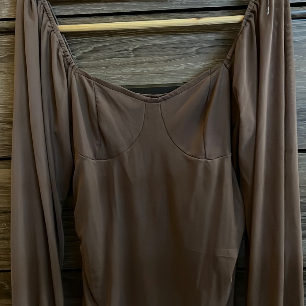 Off shoulder long puffy Lacey sleeves. Short dress with roushed sides